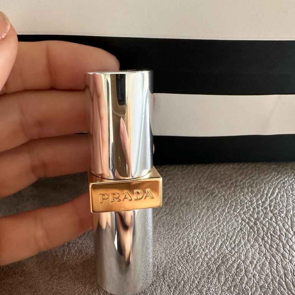 PRADA BEAUTY
Monochrome Hyper Matte Refillable Lipstick - Picture 4 of 8